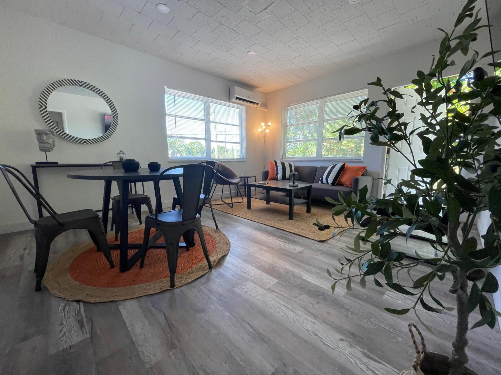 Fully Equipped Apartments With Parking Near Cocowalk Miami Buitenkant foto