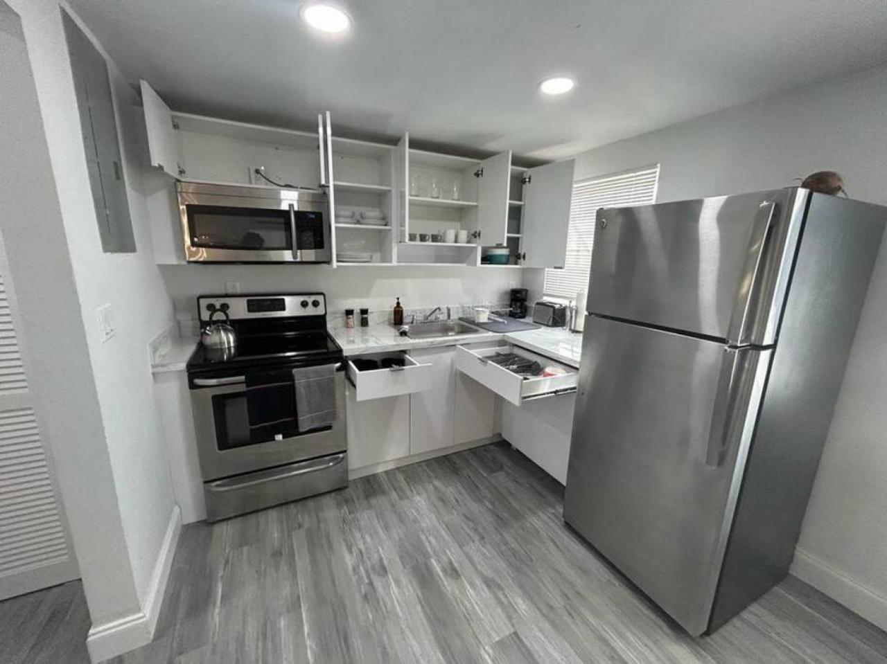 Fully Equipped Apartments With Parking Near Cocowalk Miami Buitenkant foto